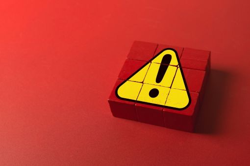 赤い背景にある注意マーク